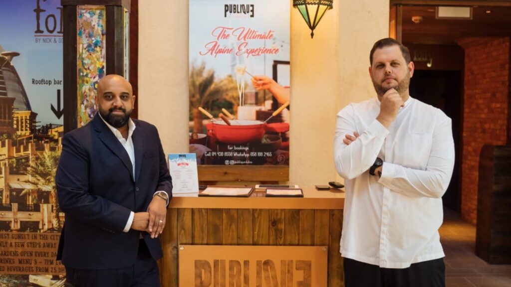 Sur la droite, Grant Marais, désigné comme cuisinier en chef du restaurant “Publique”, et sur la gauche Zukey Choudhry, manager en chef du même restaurant